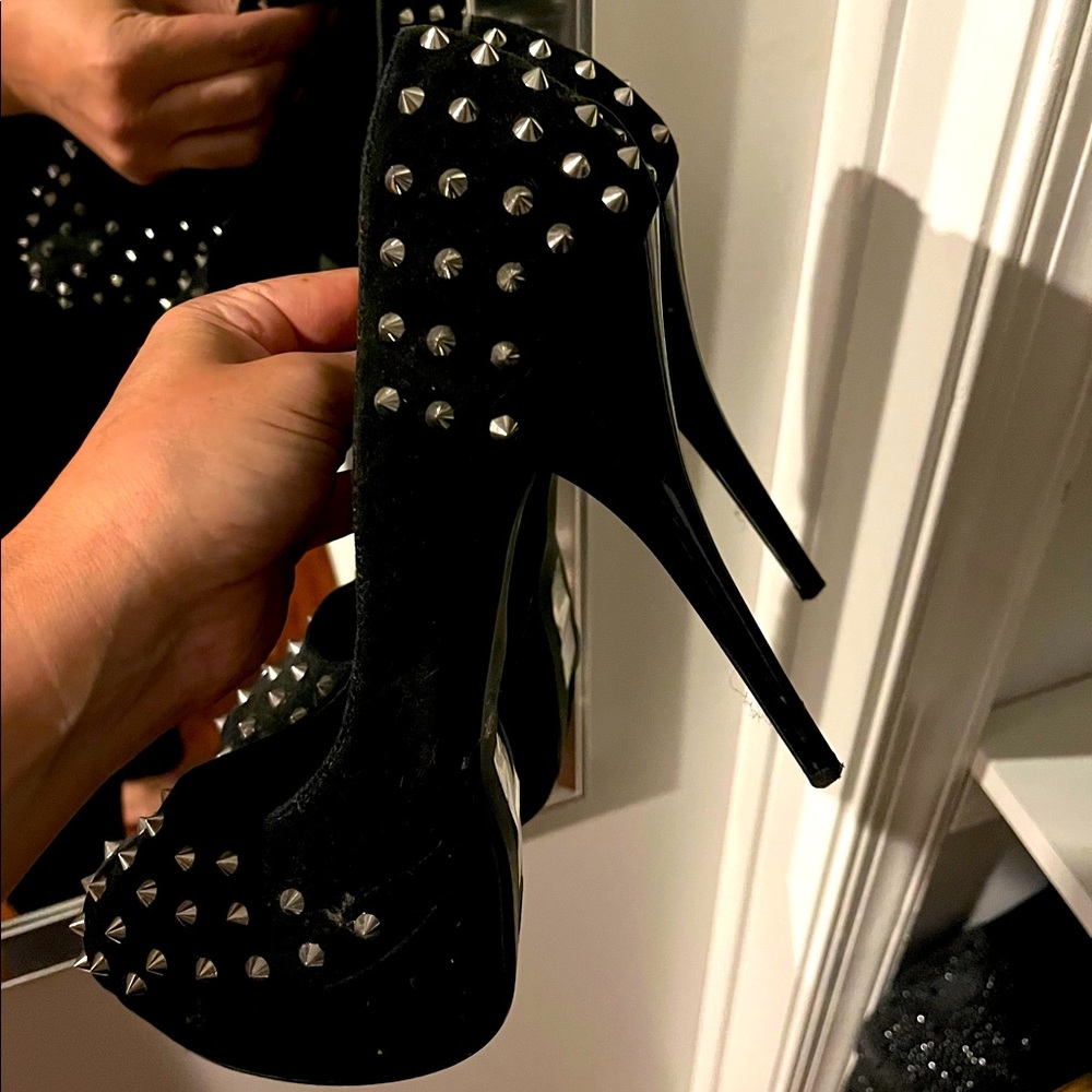 Spiked heel shoe by Shoedazzle